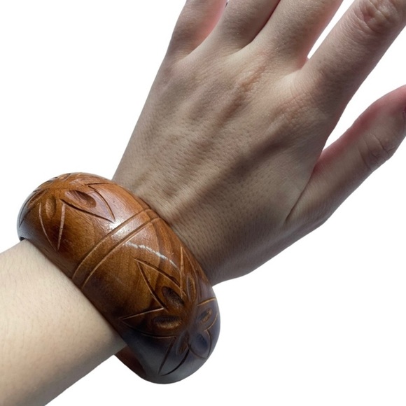Vintage Brown Wooden Hand Carved Flower Bohemian Casual 70s Style Bracelet - Picture 2 of 9